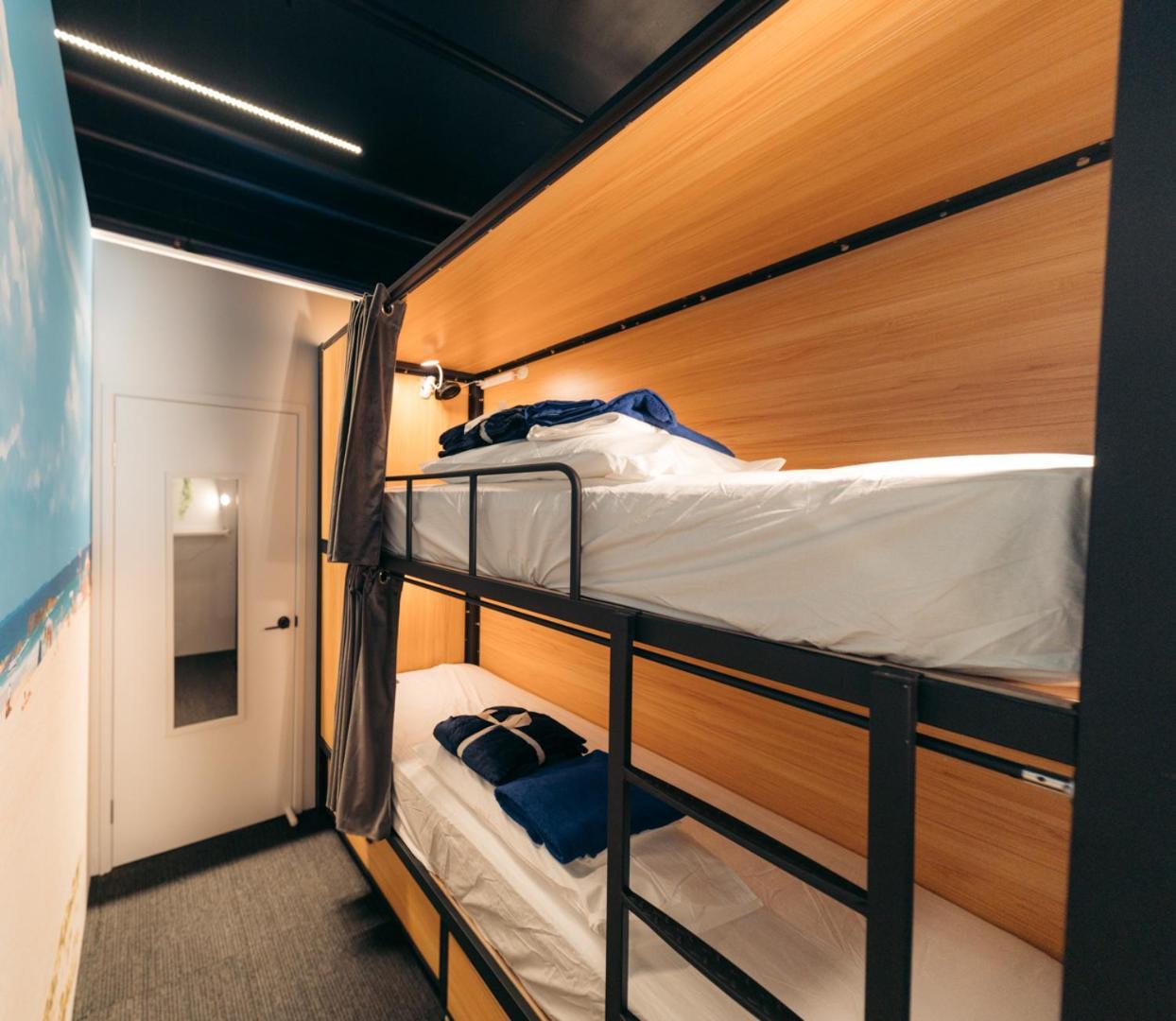 Capsuleaccom Hostel Gold Coast Buitenkant foto